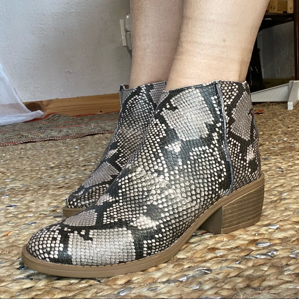 Dolcetta Becky Gray Snake Python Print Zipper Ankle Boots Size 6 New w/o tags